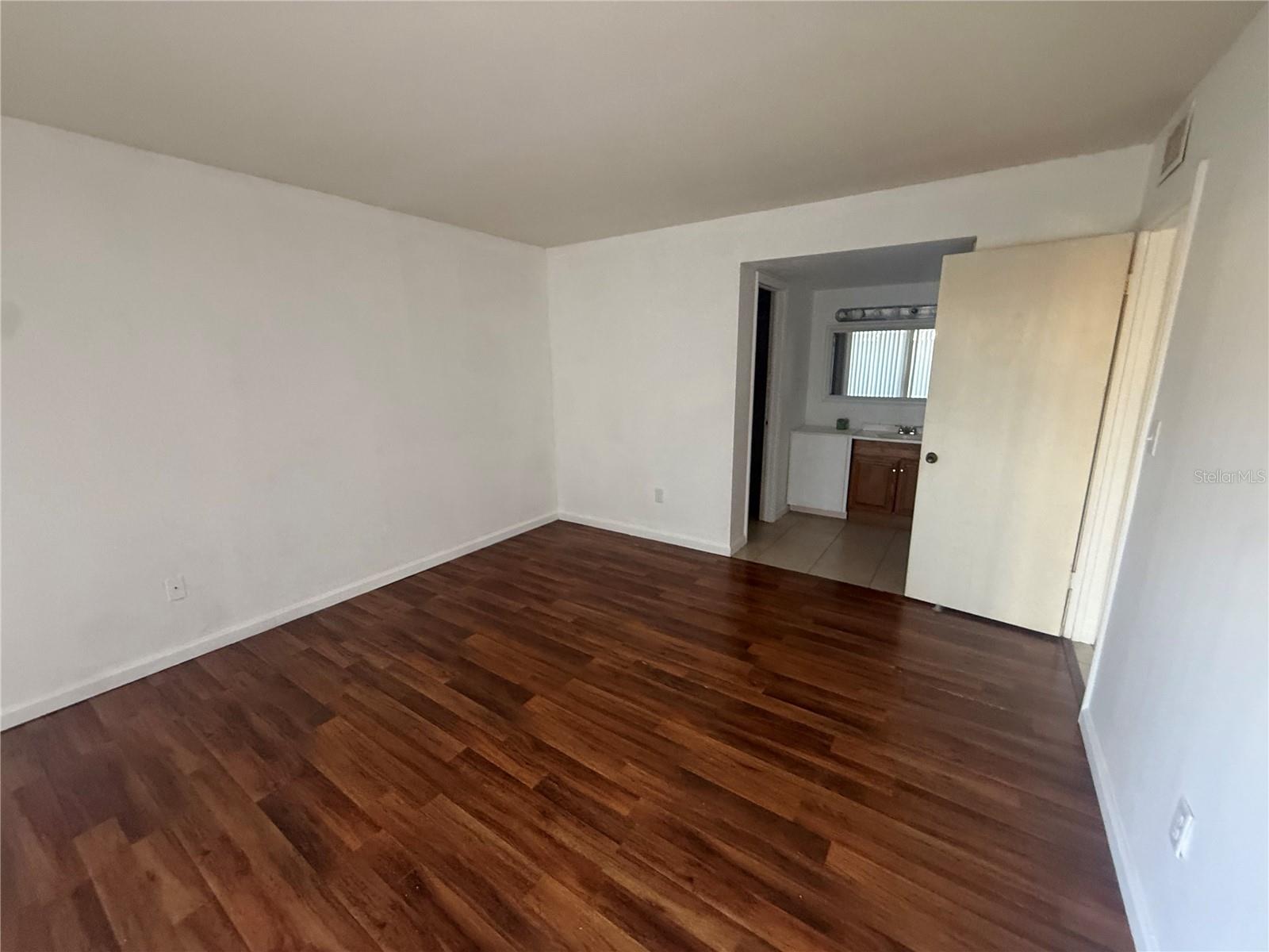 Image 11 of 31 For 870 Village Lake Terrace N 101