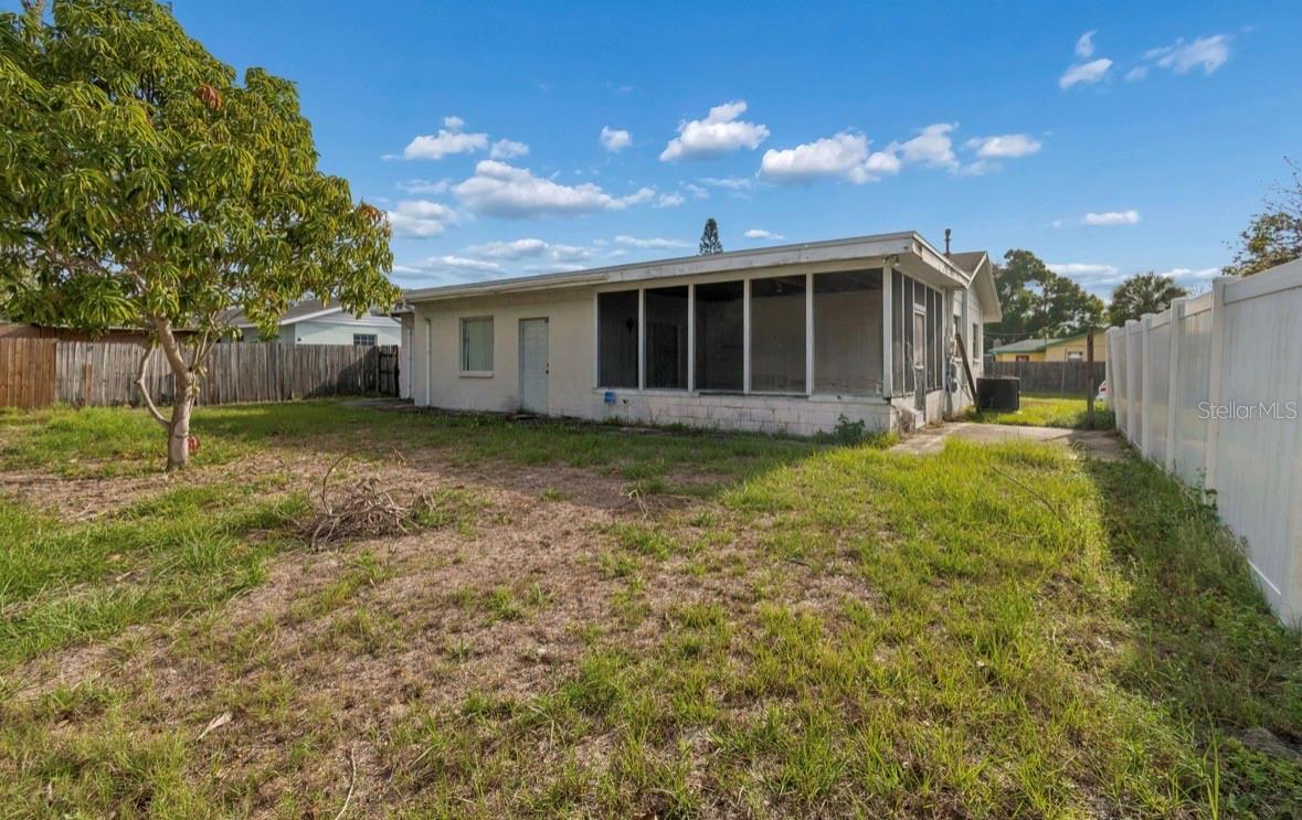 Image 40 of 52 For 4524 Golfwood Boulevard