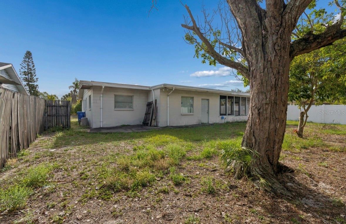 Image 41 of 52 For 4524 Golfwood Boulevard