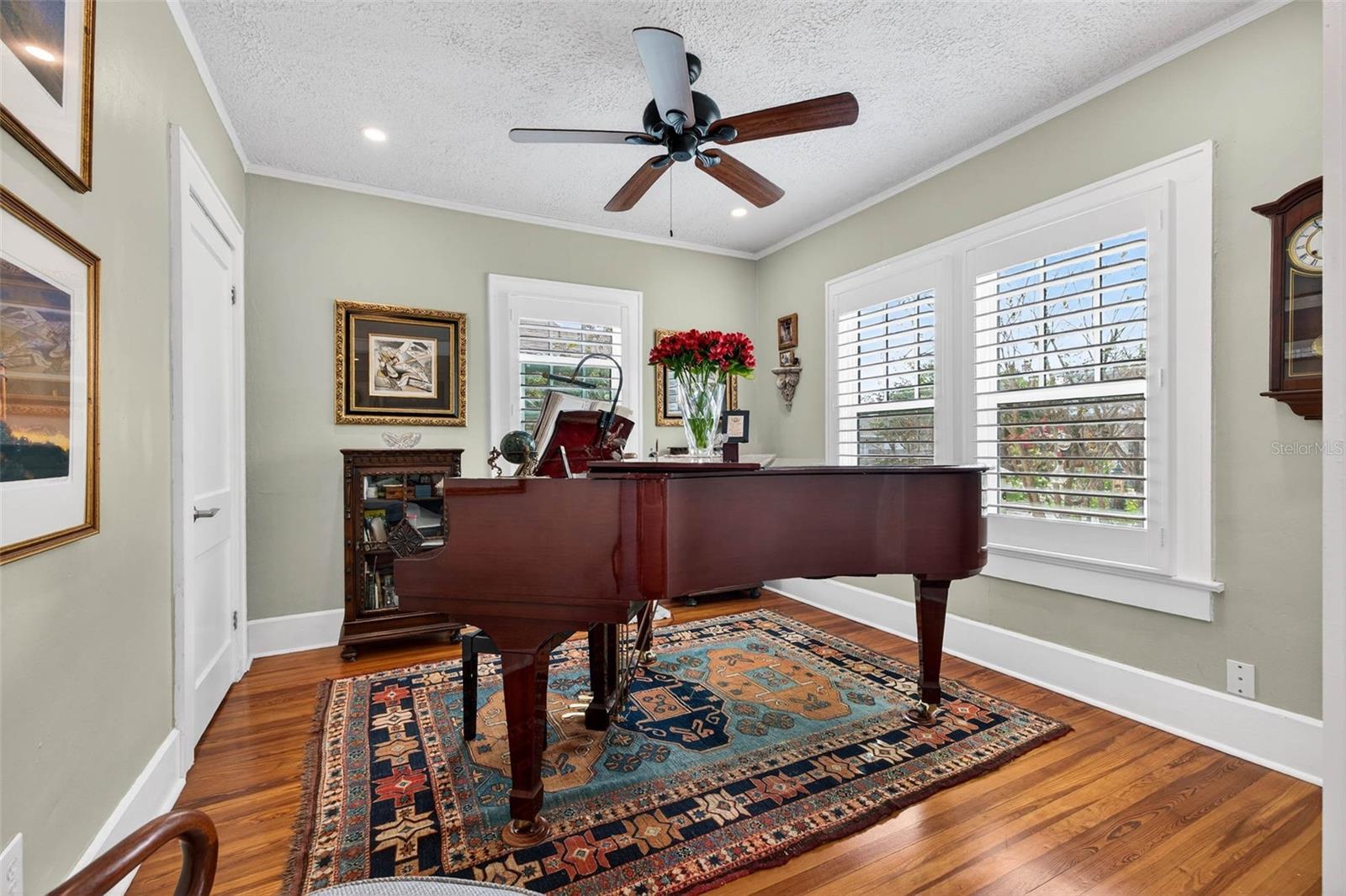 Listing photo id 11 for 2651 3rd Avenue N