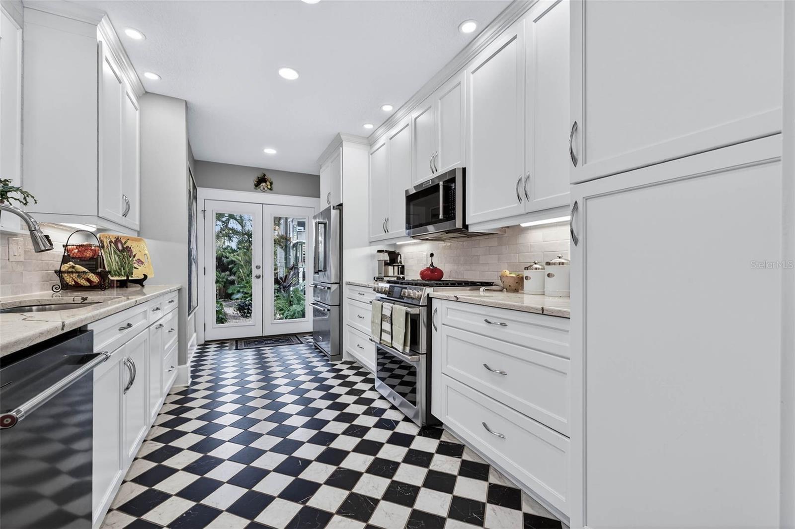 Listing photo id 12 for 2651 3rd Avenue N