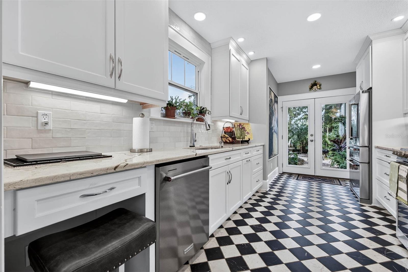 Listing photo id 13 for 2651 3rd Avenue N