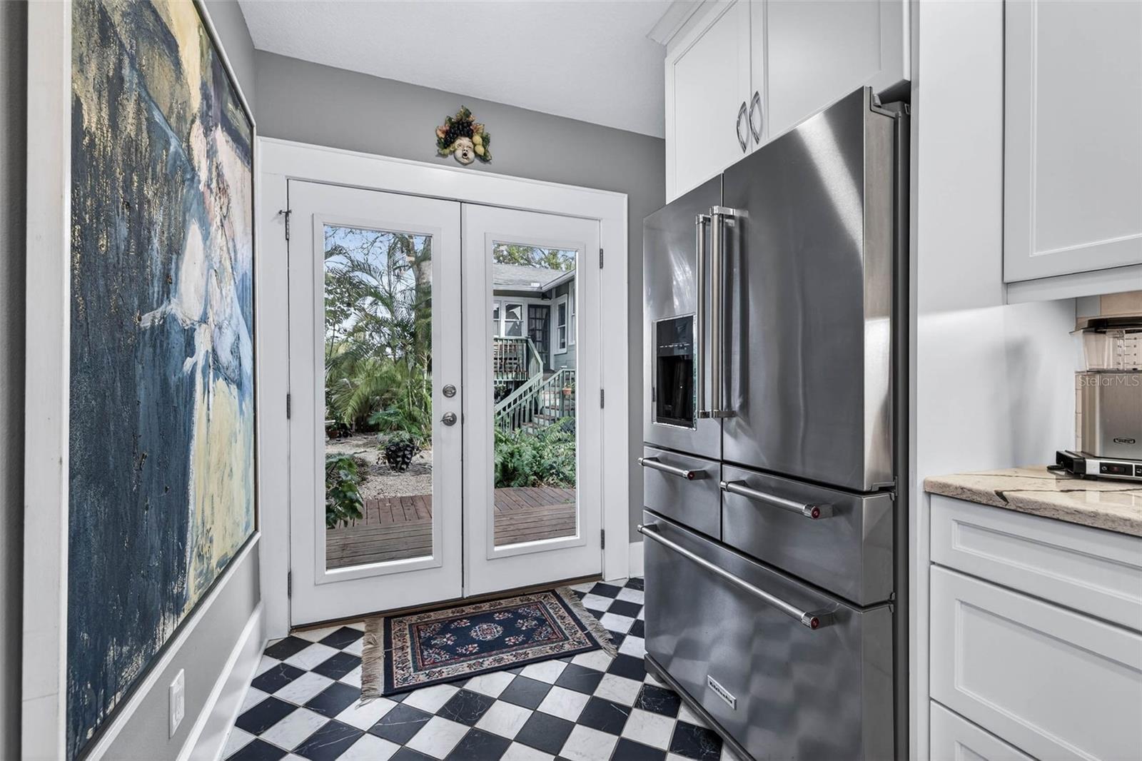 Listing photo id 14 for 2651 3rd Avenue N