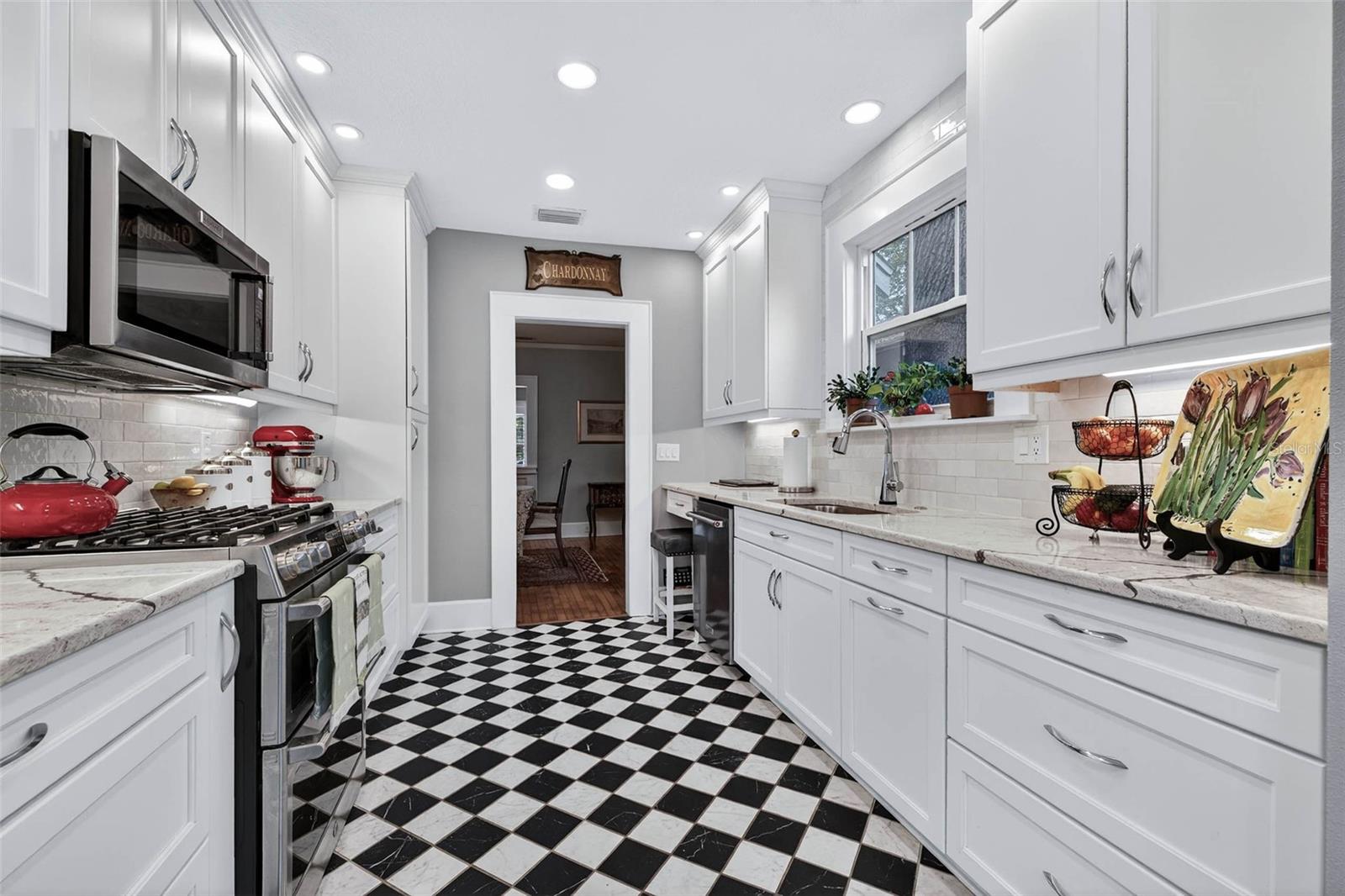 Listing photo id 15 for 2651 3rd Avenue N