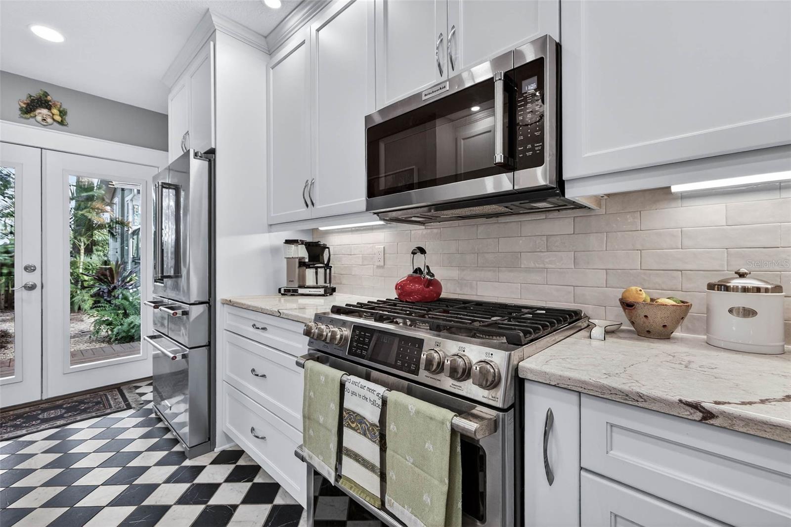 Listing photo id 16 for 2651 3rd Avenue N