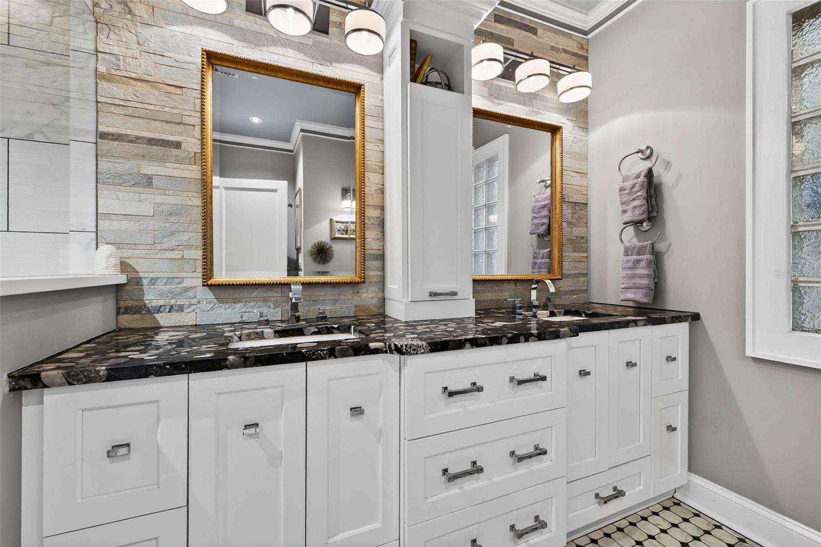 Listing photo id 20 for 2651 3rd Avenue N