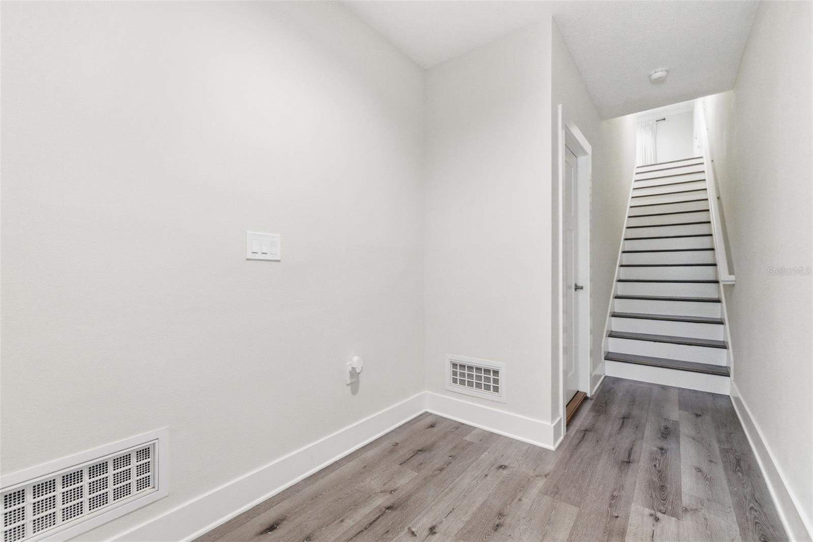 Image 8 of 38 For 1225 Savona Drive Ne