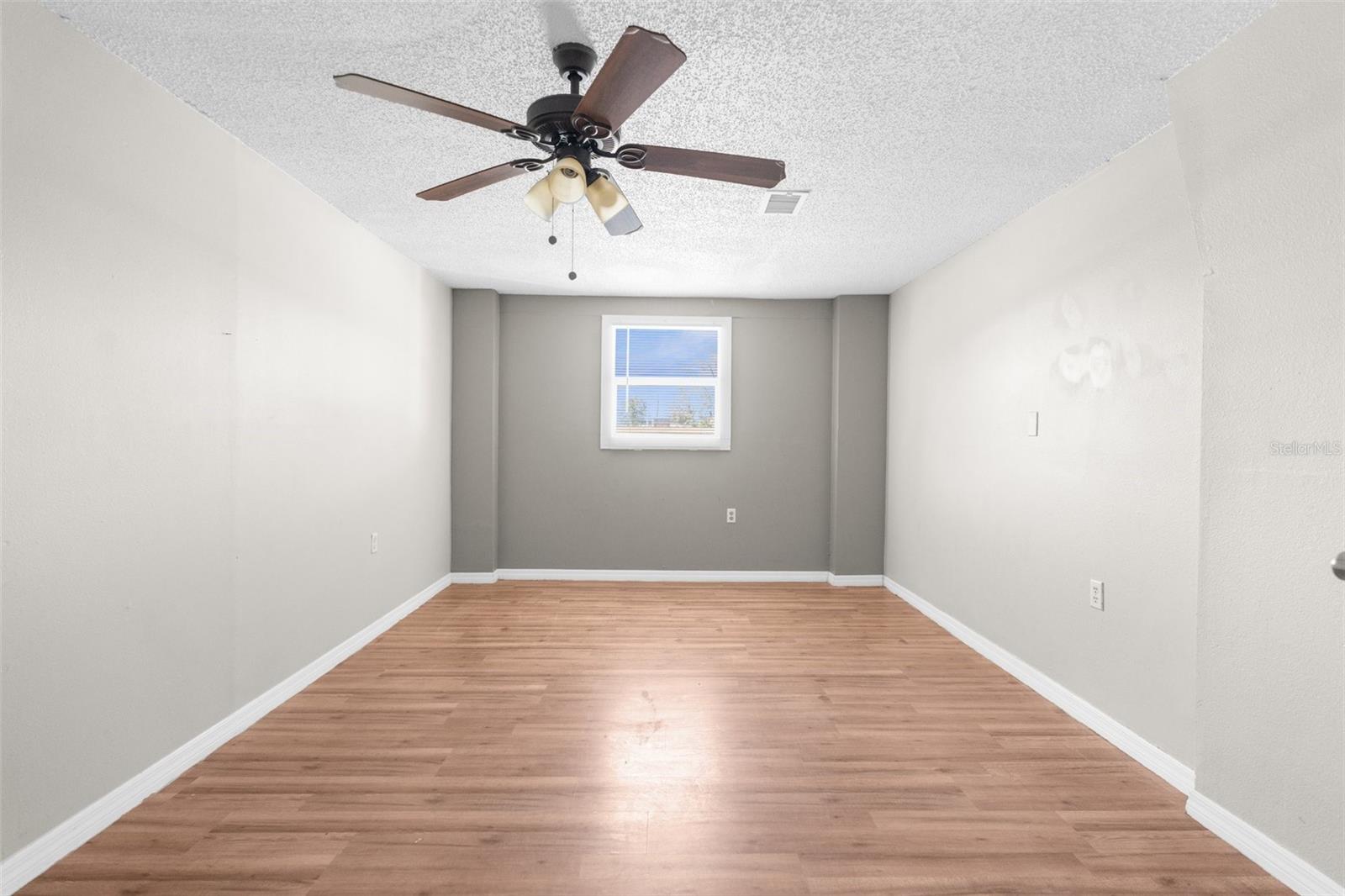 Image 11 of 25 For 11902 Oceanside Drive