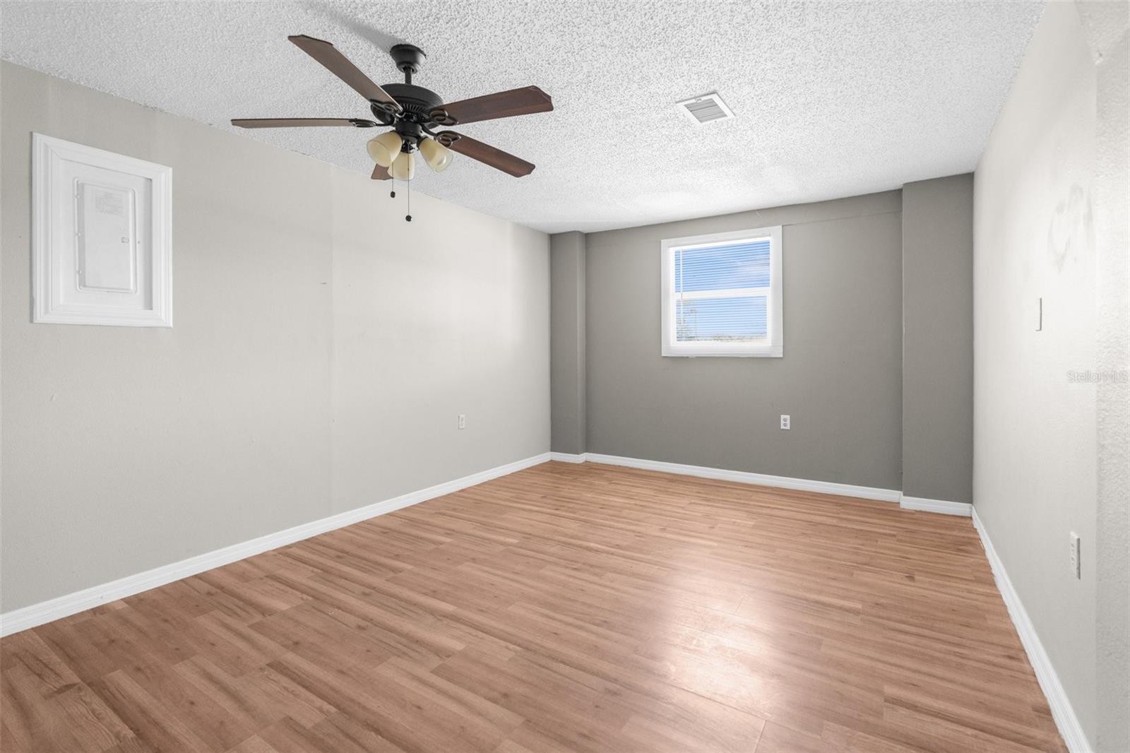 Image 12 of 25 For 11902 Oceanside Drive