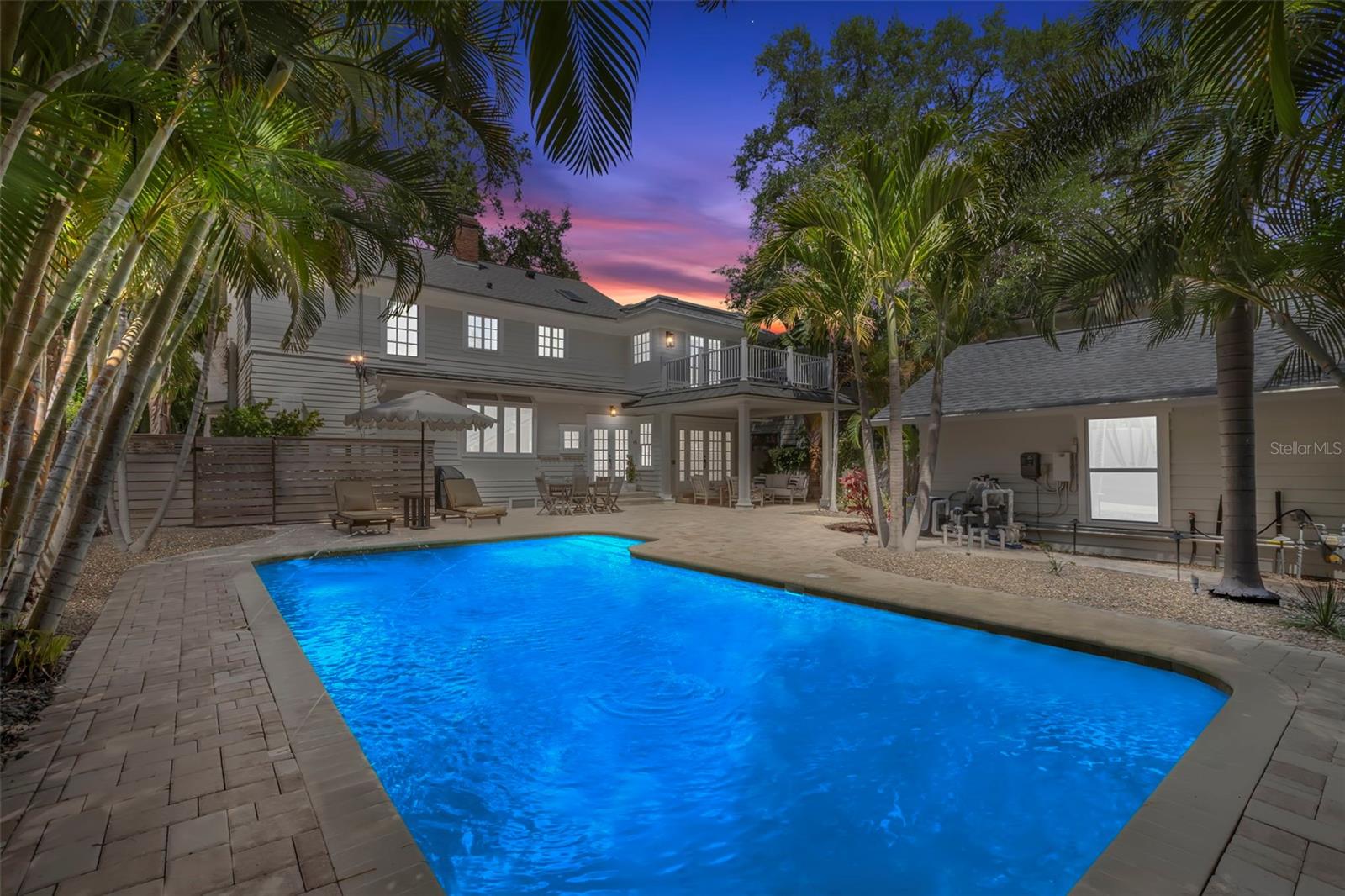 Image 4 of 69 For 516 17th Avenue Ne