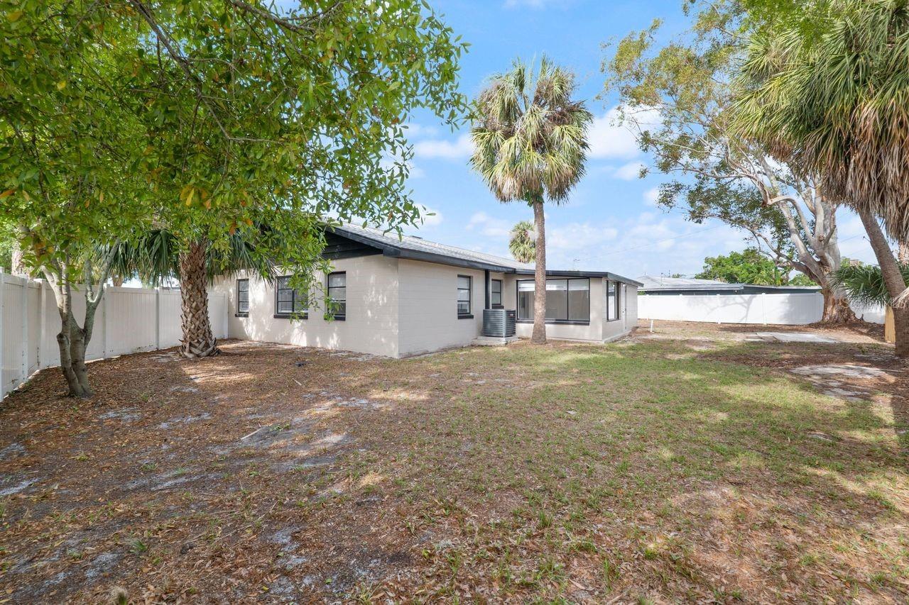 Image 25 of 28 For 4403 Golfwood Boulevard