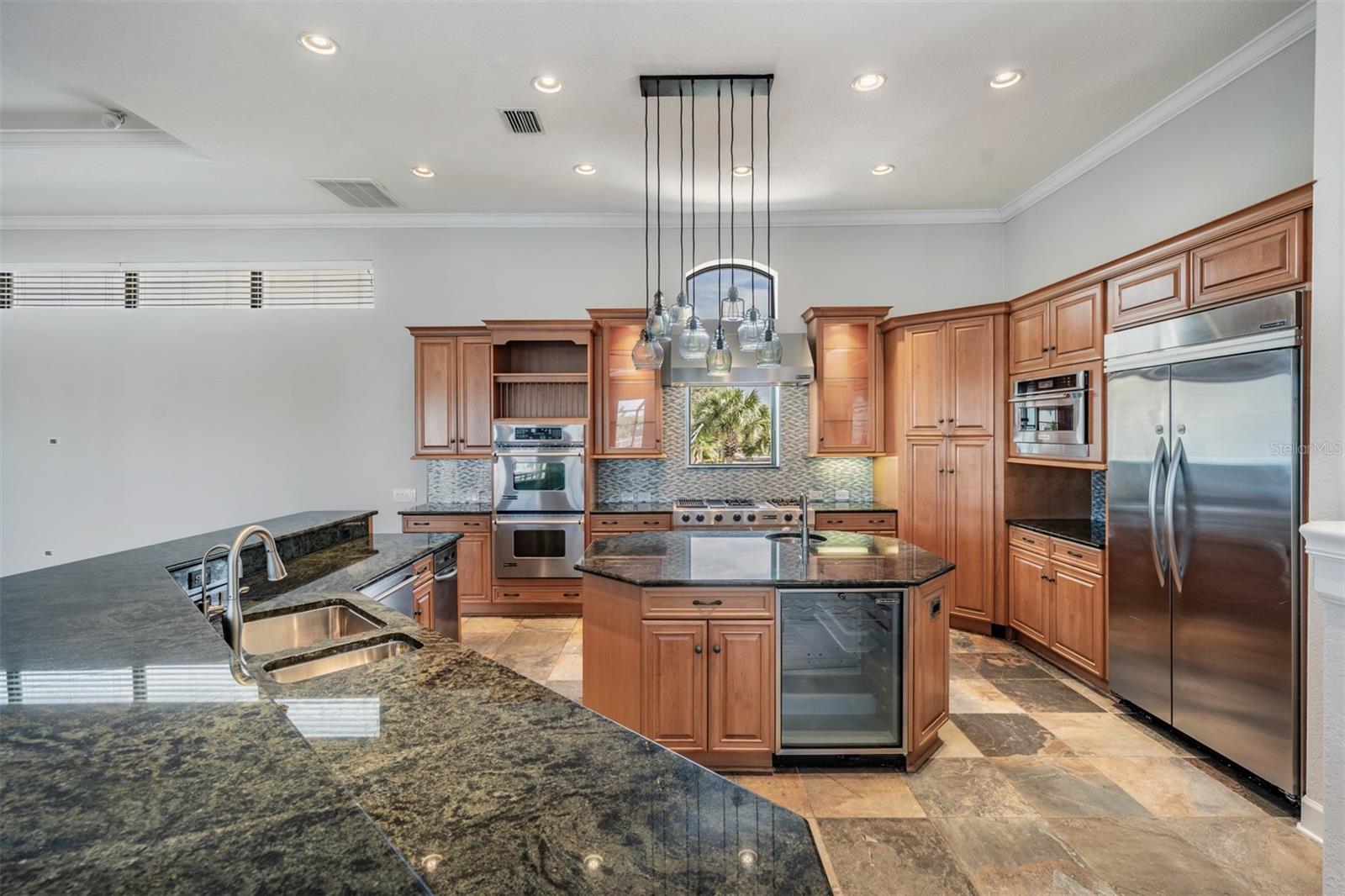 Listing photo id 14 for 62 Central Court