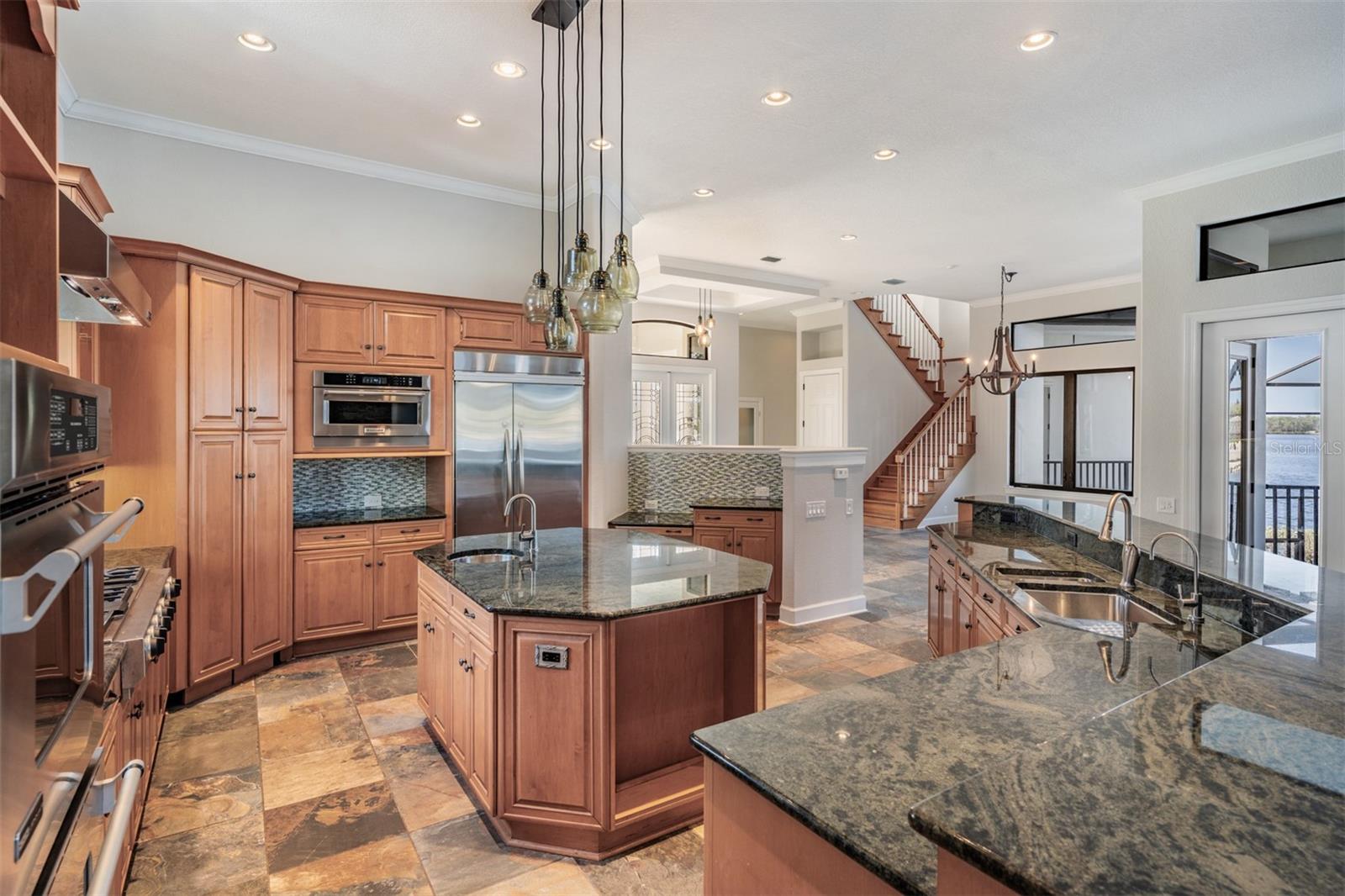 Listing photo id 16 for 62 Central Court