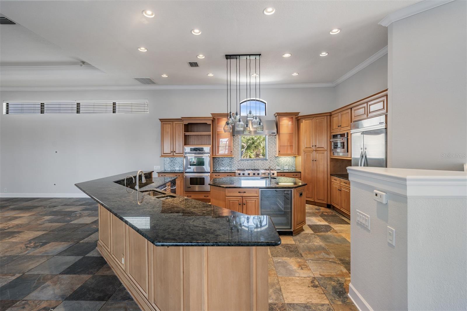 Listing photo id 19 for 62 Central Court