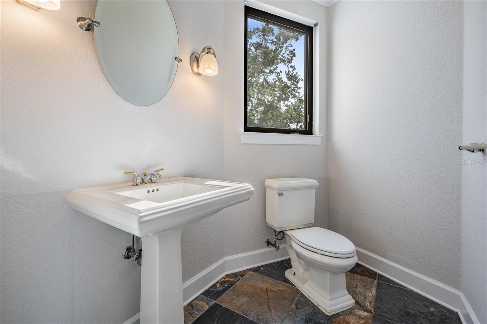 Listing photo id 33 for 62 Central Court