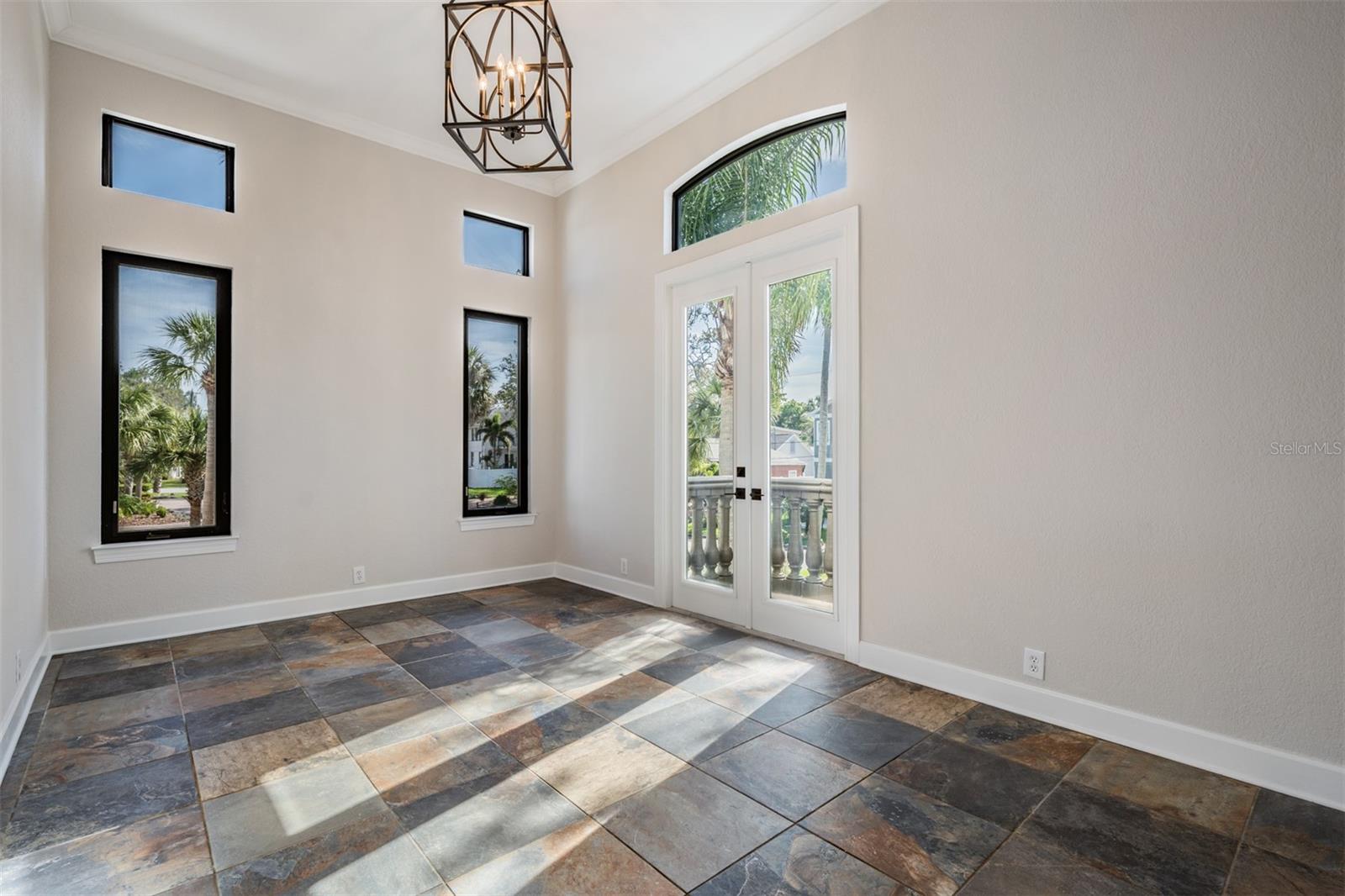 Listing photo id 4 for 62 Central Court