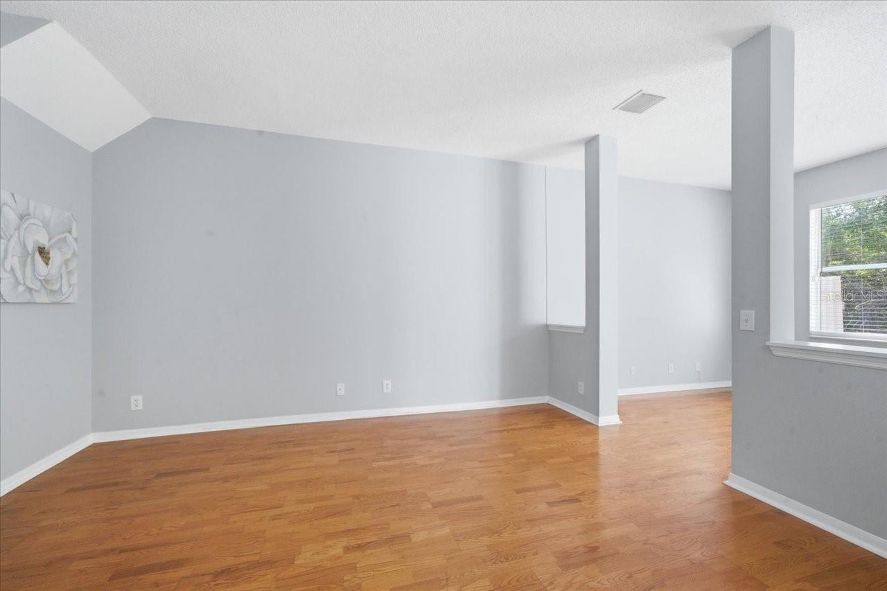 Image 11 of 51 For 752 Vallance Way Ne