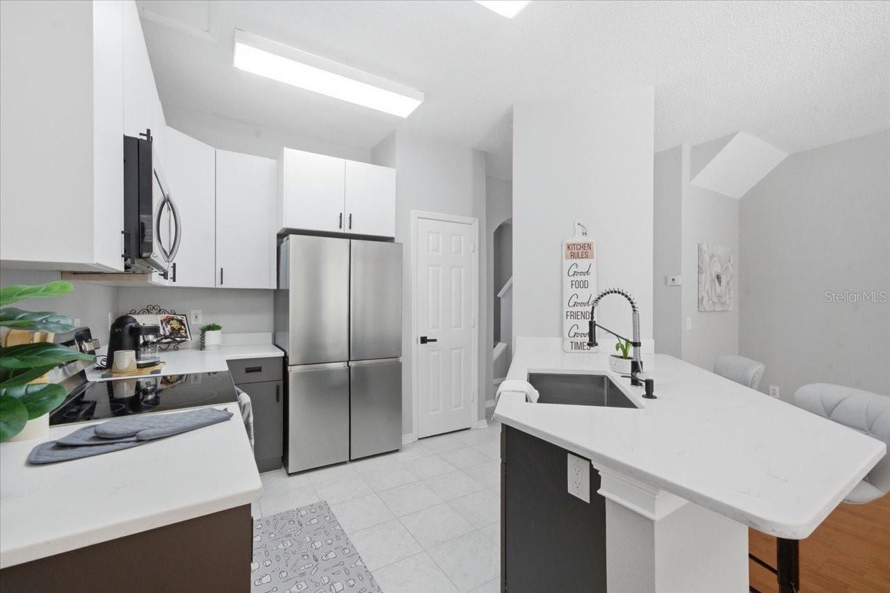 Image 17 of 51 For 752 Vallance Way Ne