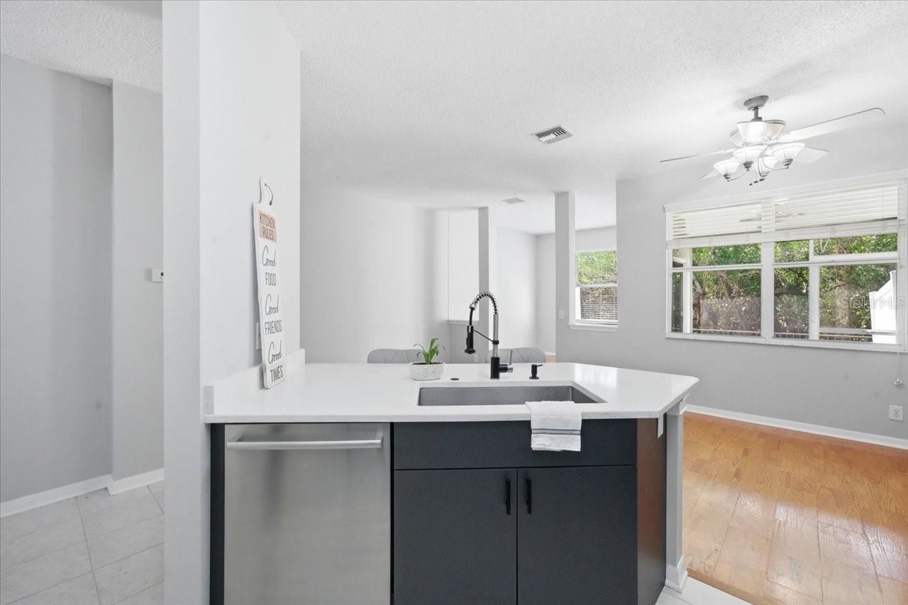 Image 21 of 51 For 752 Vallance Way Ne