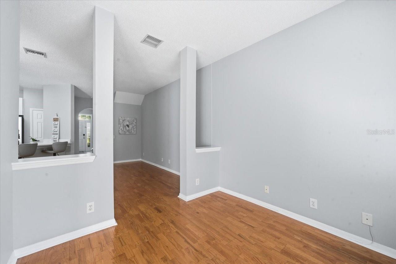 Image 22 of 51 For 752 Vallance Way Ne