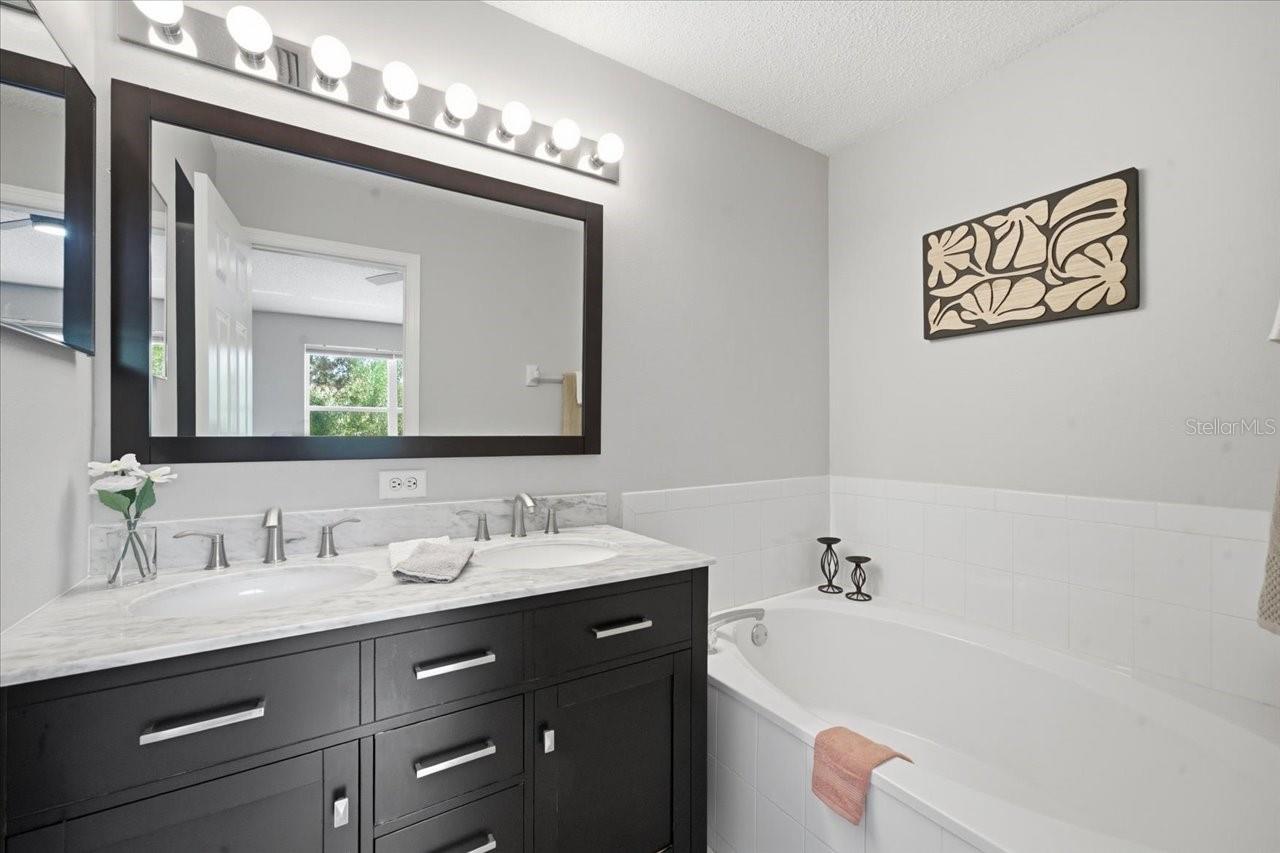 Image 30 of 51 For 752 Vallance Way Ne