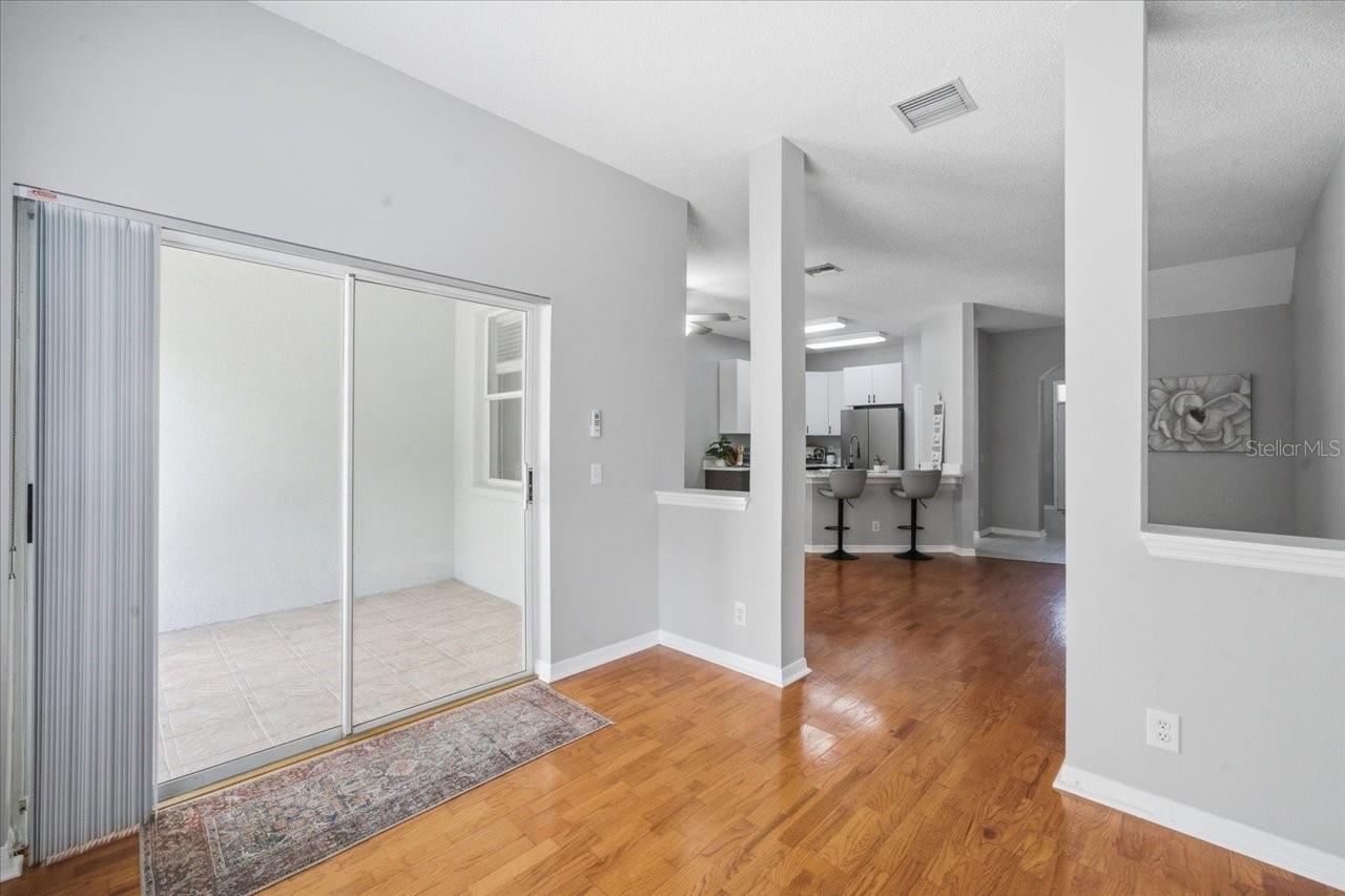 Image 9 of 51 For 752 Vallance Way Ne