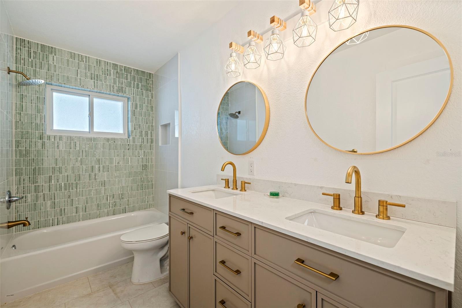 Image 21 of 37 For 176 175th Avenue E