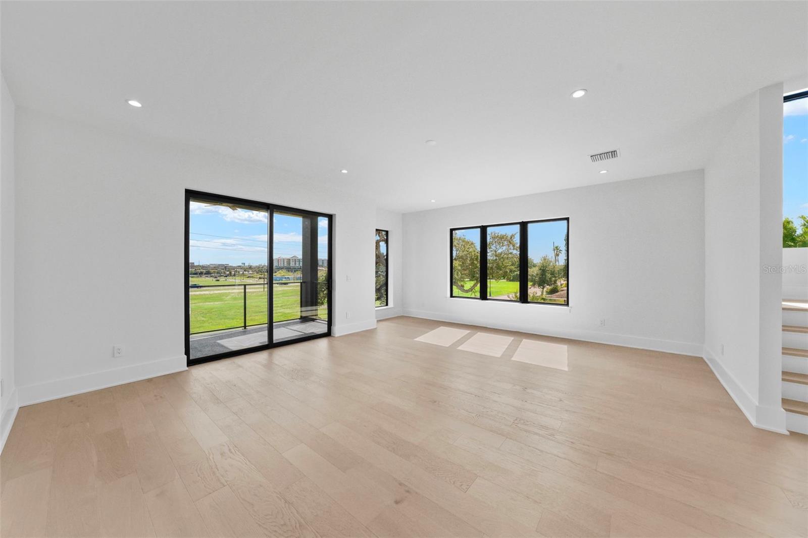 Image 13 of 30 For 501 Ross Avenue 3