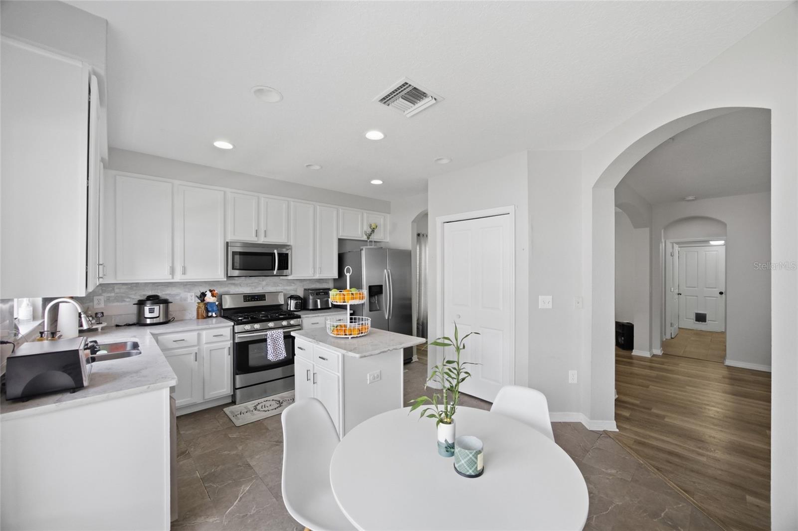 Listing photo id 10 for 24927 Portofino Drive