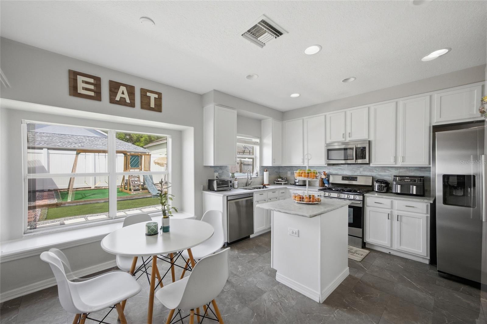 Listing photo id 11 for 24927 Portofino Drive