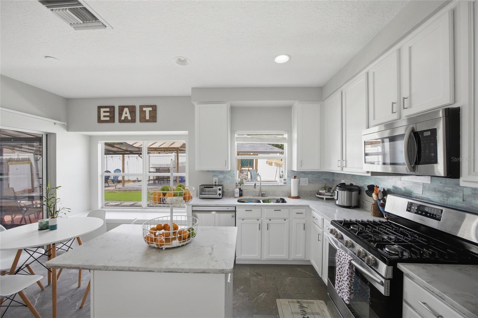 Listing photo id 12 for 24927 Portofino Drive