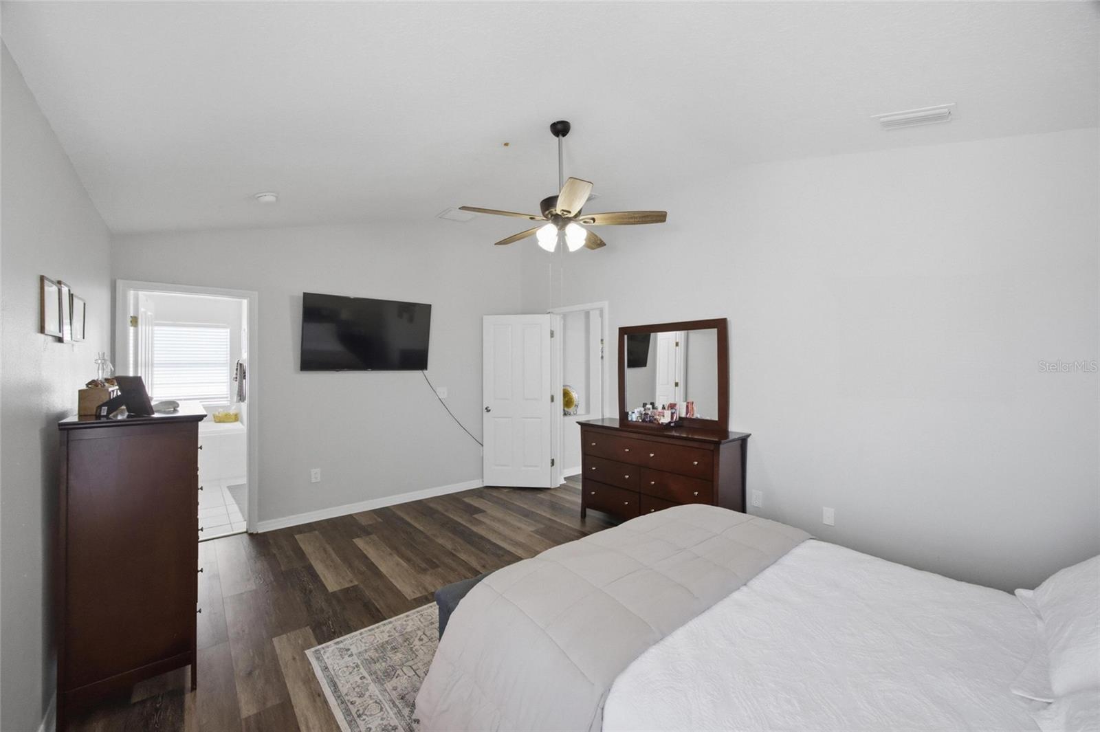 Listing photo id 17 for 24927 Portofino Drive