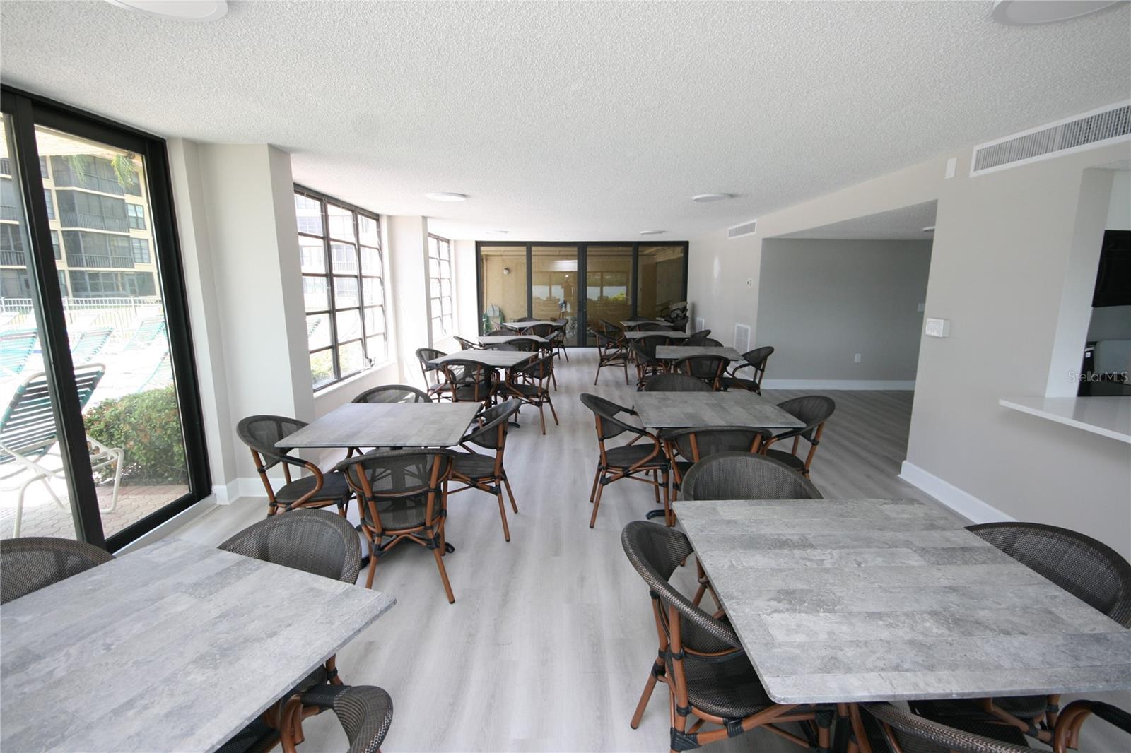 Image 48 of 82 For 19701 Gulf Boulevard 212