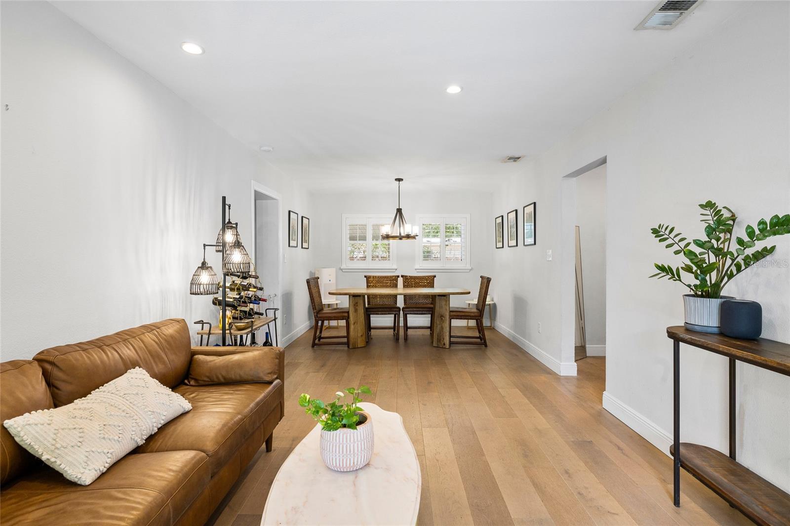 Listing photo id 8 for 4303 S Cameron Avenue