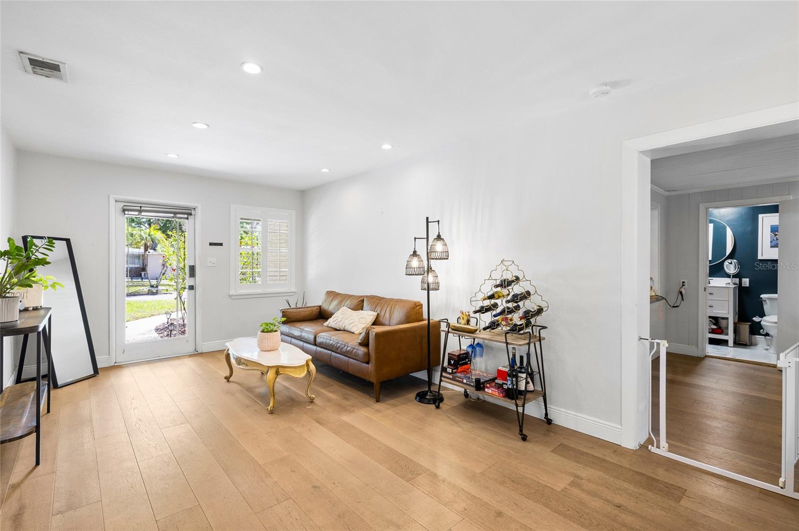 Listing photo id 10 for 4303 S Cameron Avenue