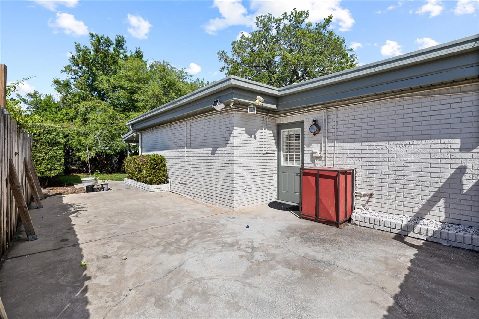 Listing photo id 33 for 4303 S Cameron Avenue