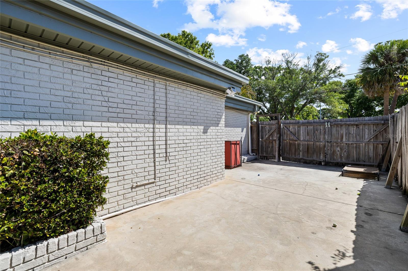 Listing photo id 34 for 4303 S Cameron Avenue