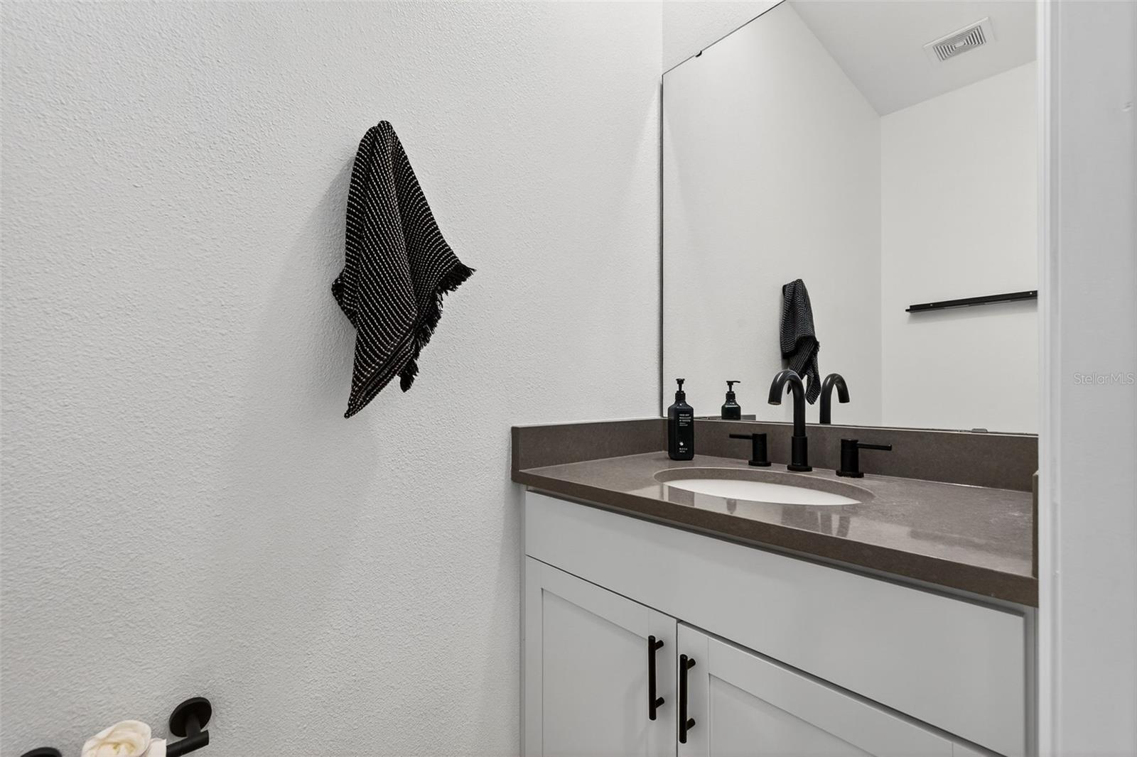 Image 20 of 39 For 10913 Honor Road