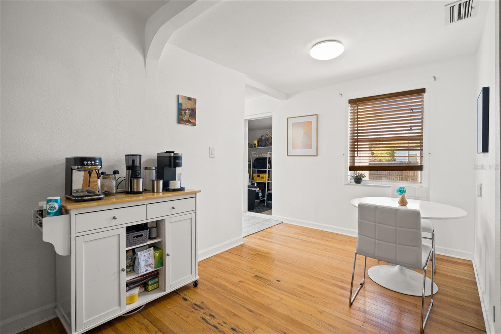 Listing photo id 11 for 5020 Oxford Avenue N