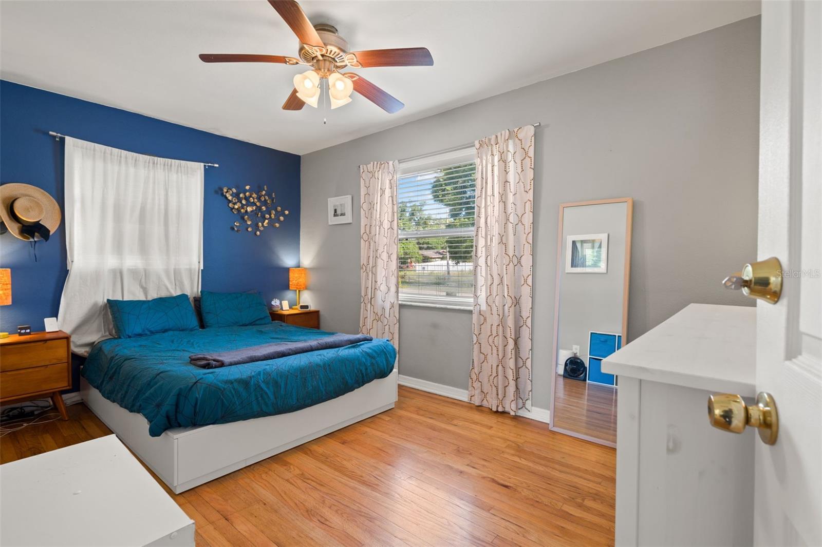 Listing photo id 15 for 5020 Oxford Avenue N