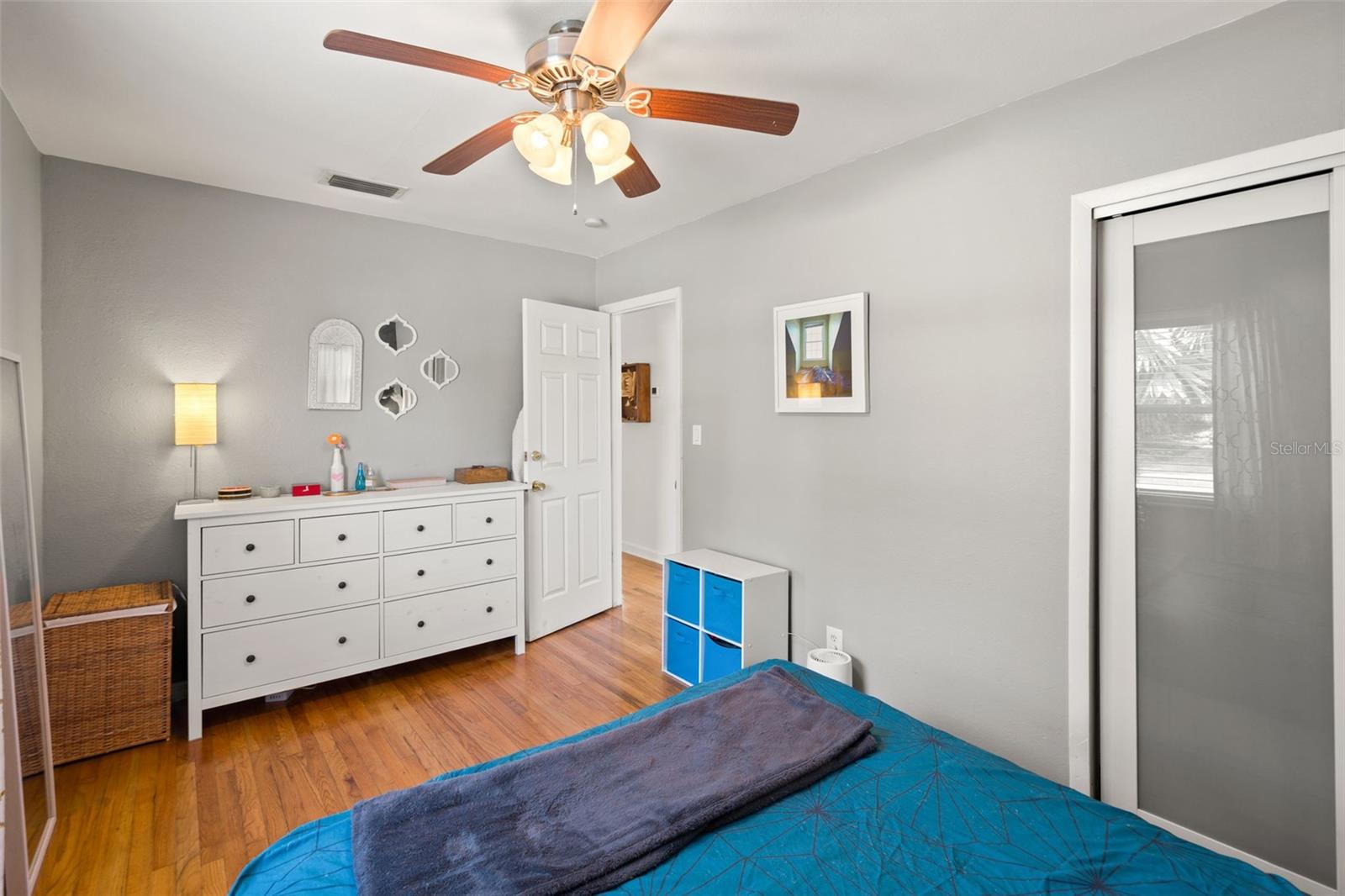 Listing photo id 16 for 5020 Oxford Avenue N