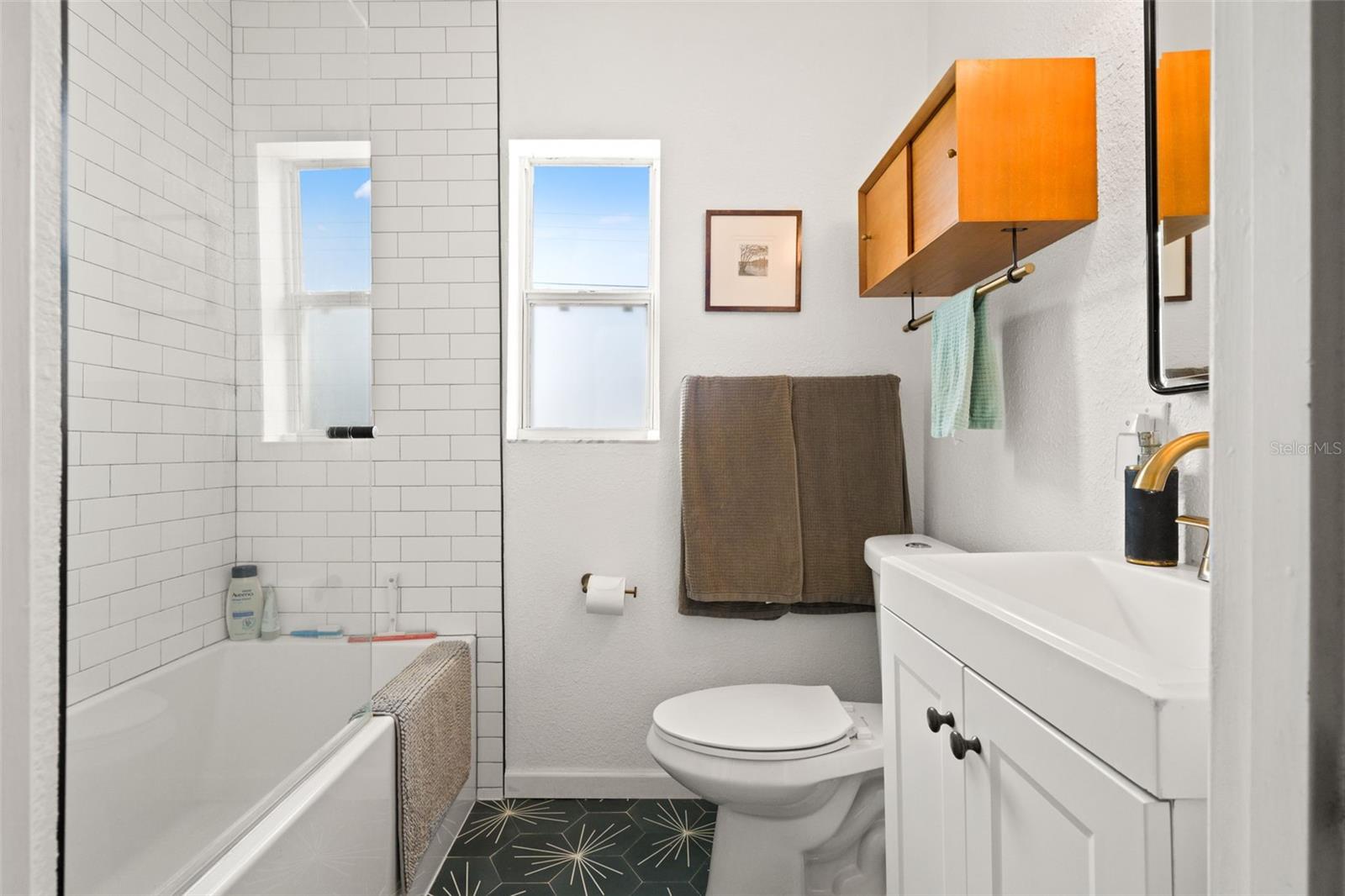 Listing photo id 17 for 5020 Oxford Avenue N