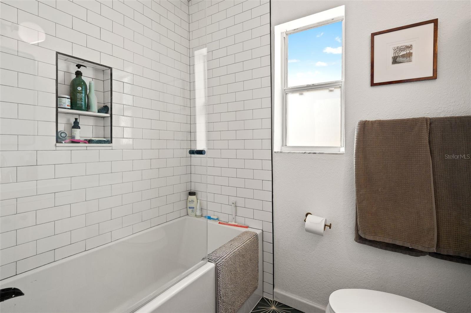 Listing photo id 18 for 5020 Oxford Avenue N