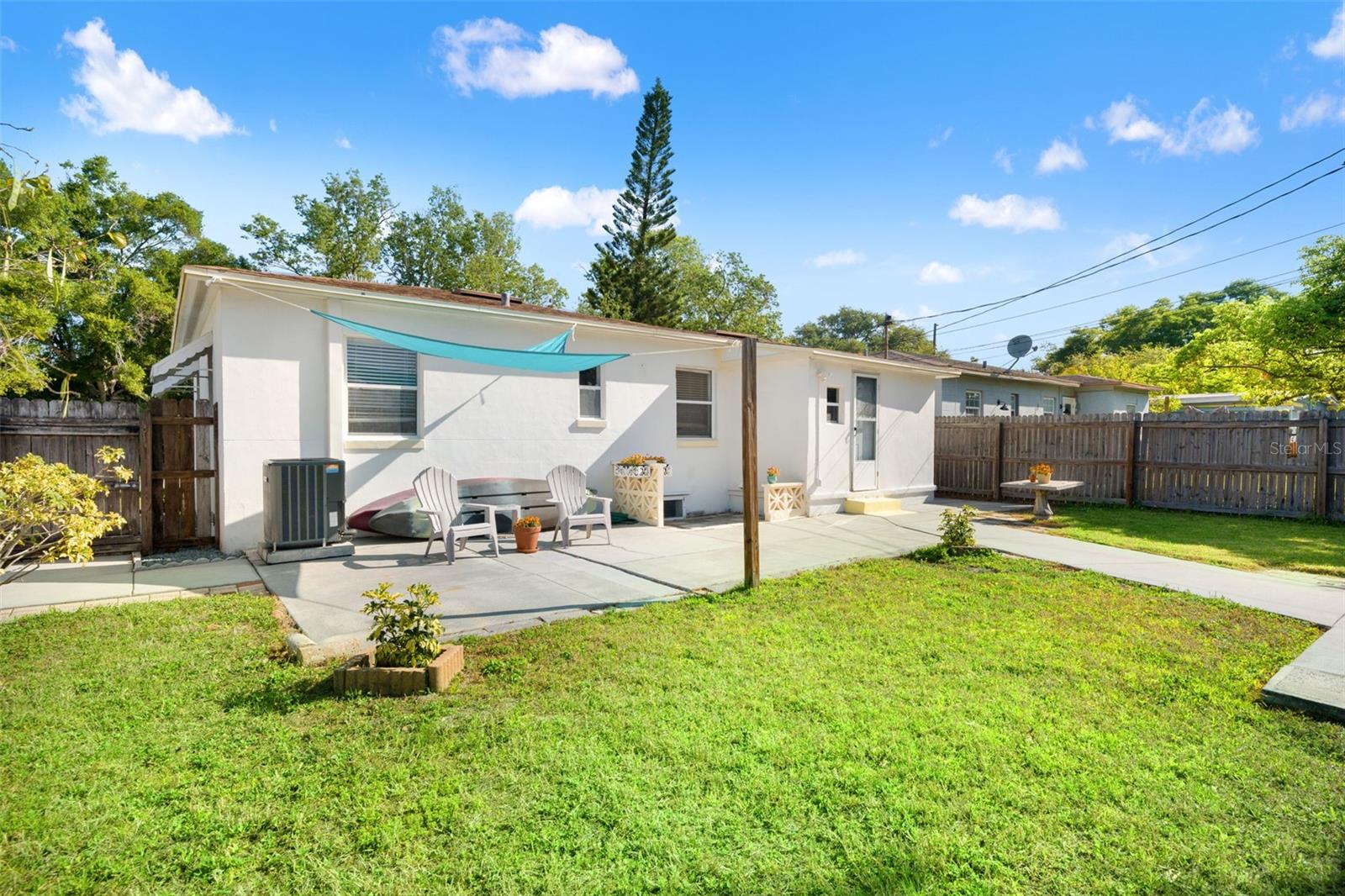 Listing photo id 23 for 5020 Oxford Avenue N