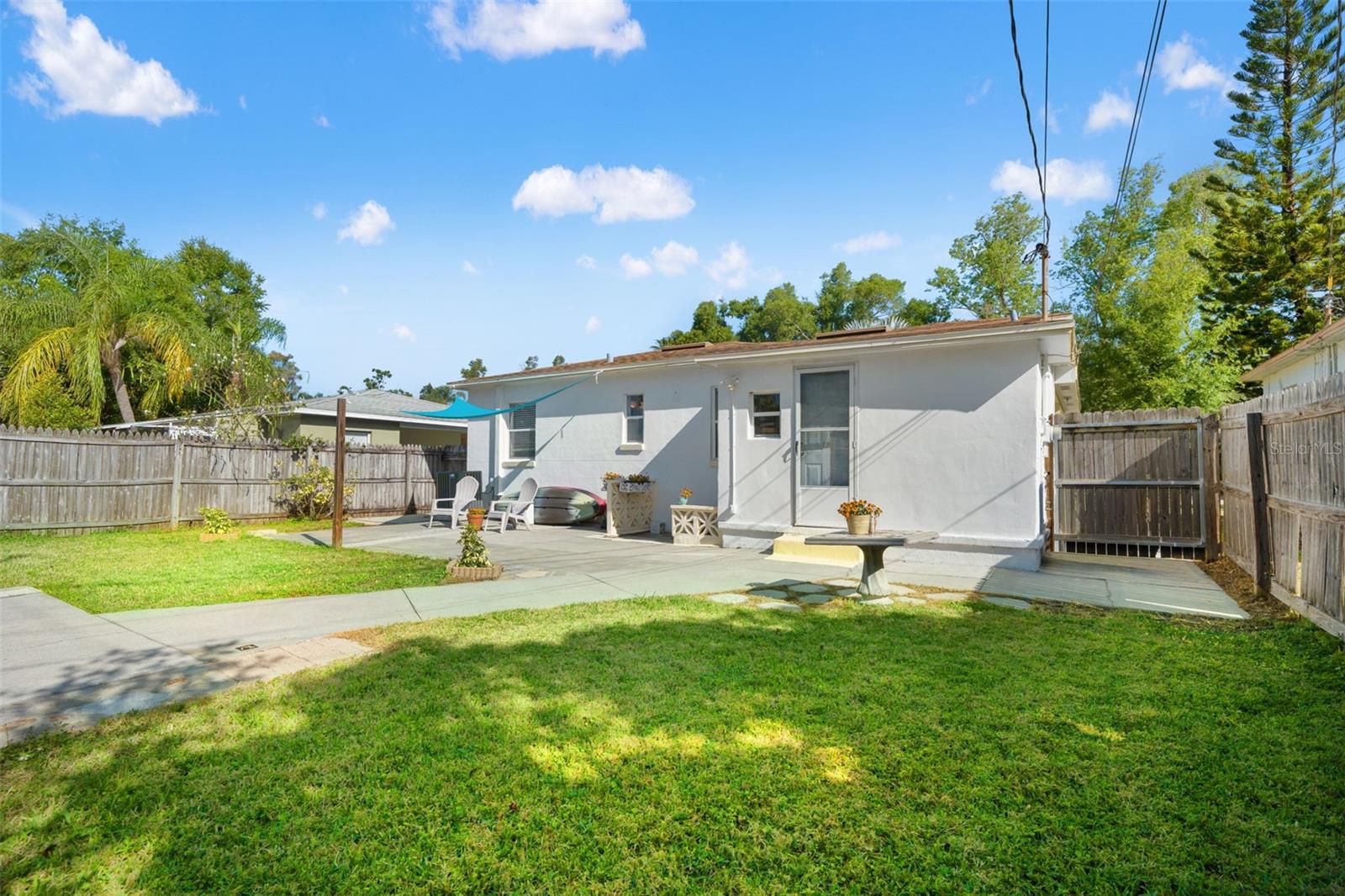 Listing photo id 25 for 5020 Oxford Avenue N