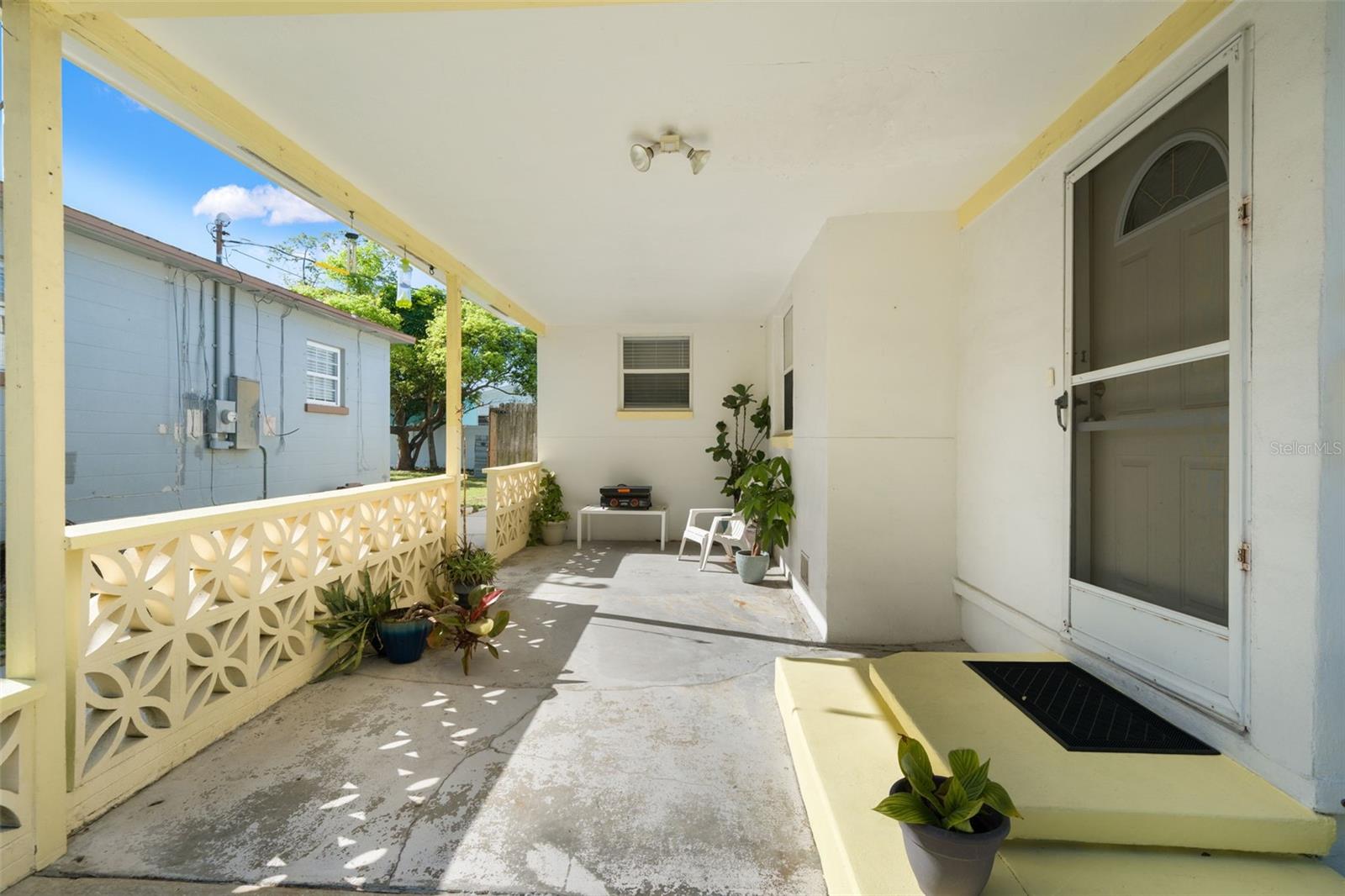 Listing photo id 2 for 5020 Oxford Avenue N