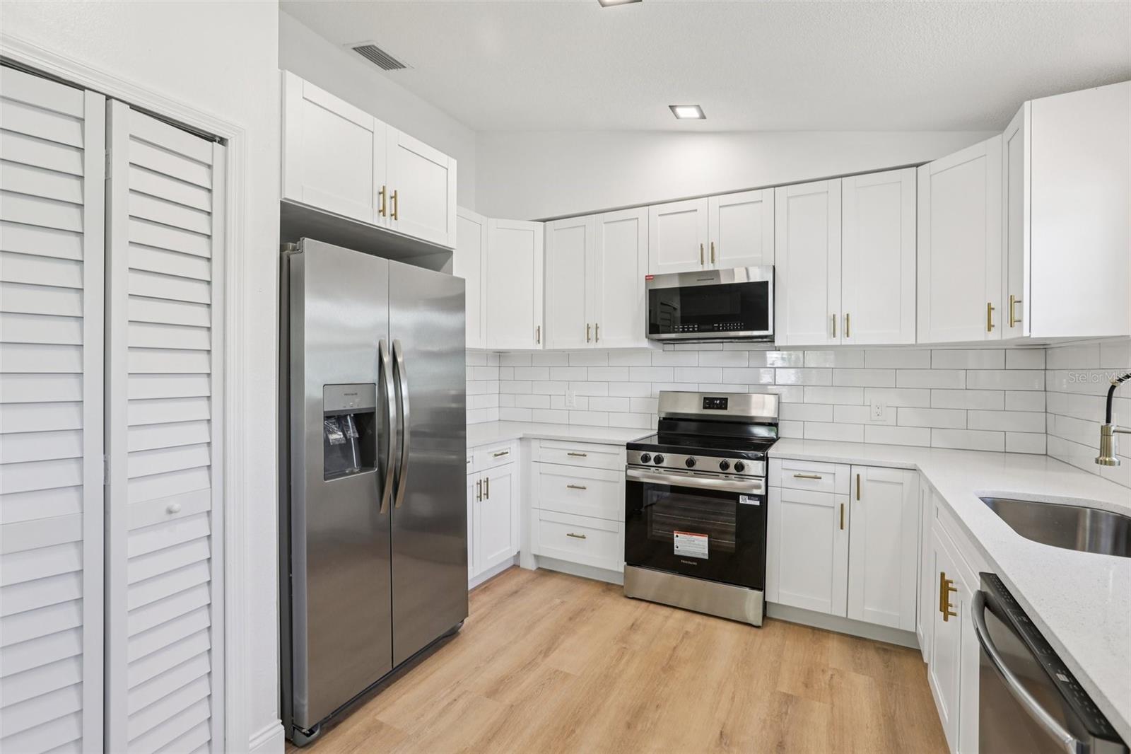 Listing photo id 8 for 2800 13th Avenue N