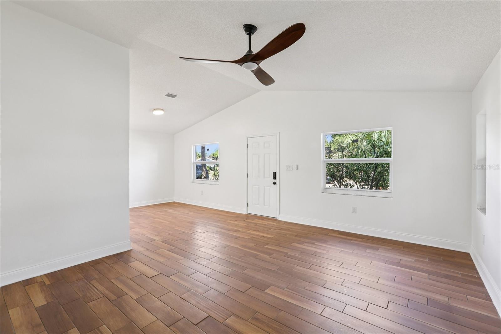 Listing photo id 3 for 2800 13th Avenue N