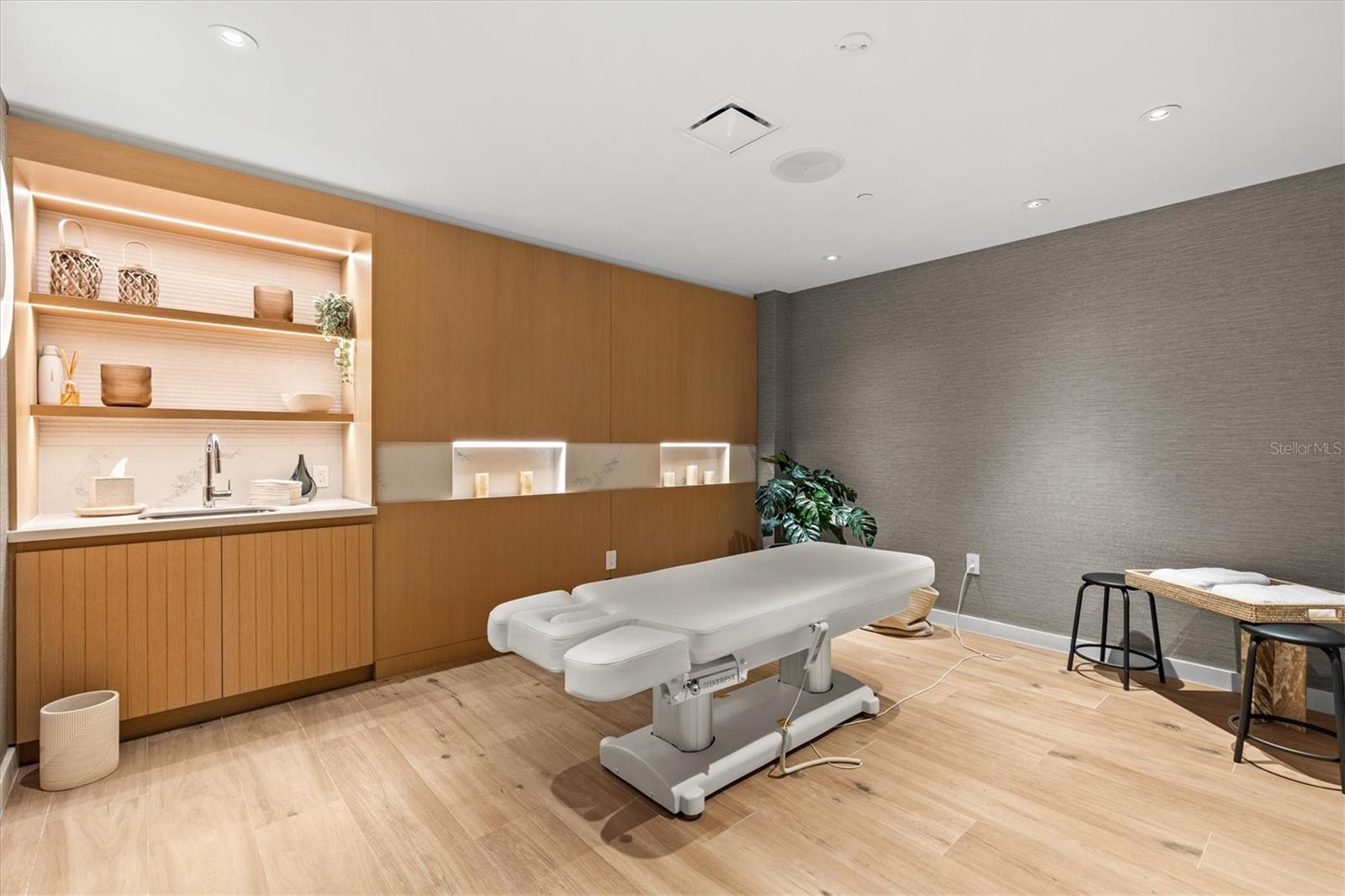 Listing photo id 21 for 1028 Sunset Point Road R9