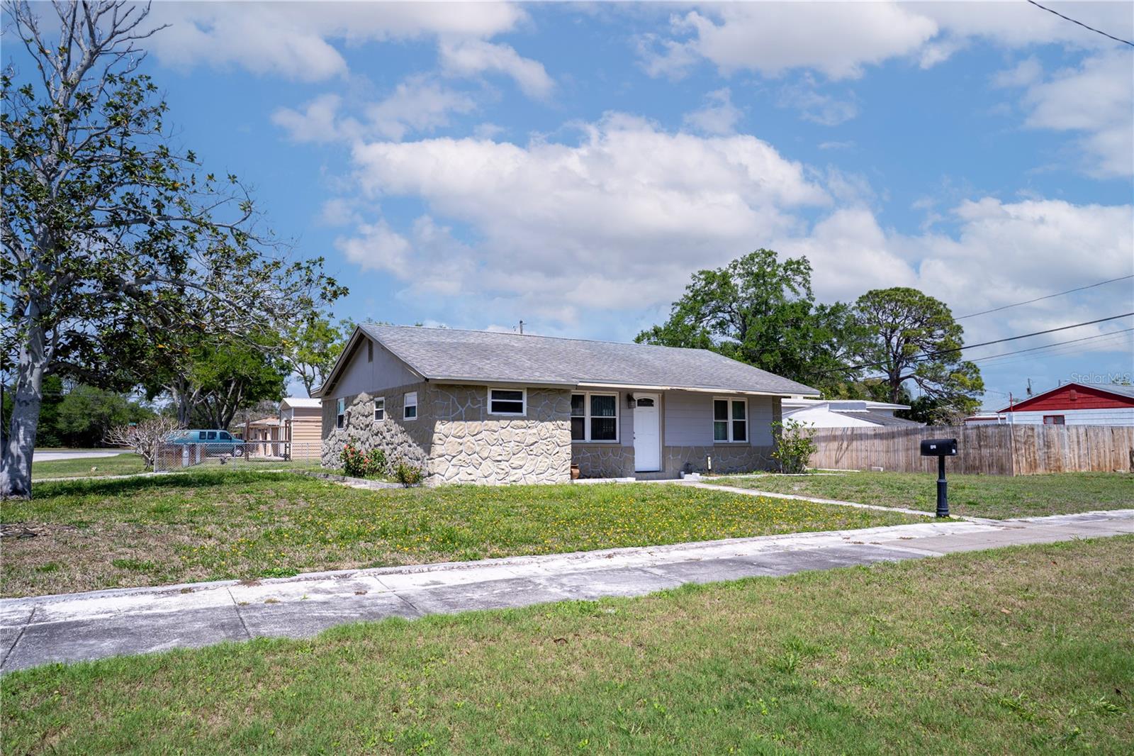 Image 3 of 32 For 701 61st Avenue Ne